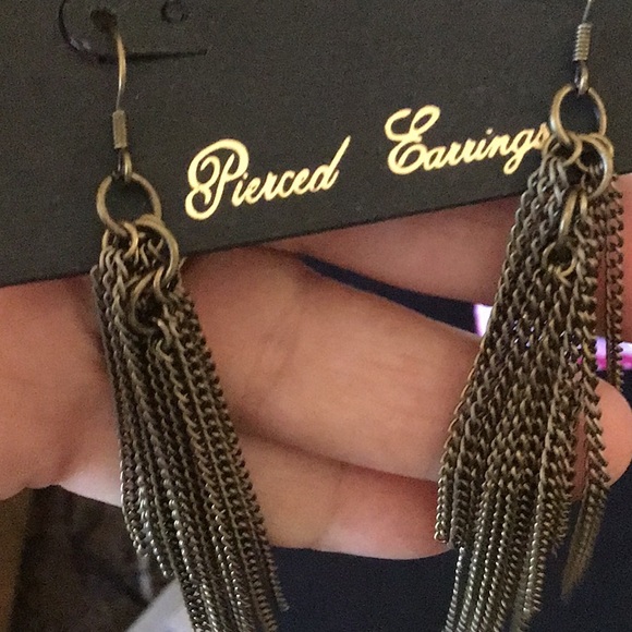 Main Event Earrings - Picture 3 of 4